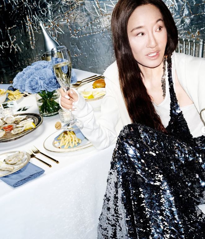 养女像姐妹！卖掉品牌和鲜肉恋爱人生才开始龙8头号玩家75岁Vera Wang同框(图13)